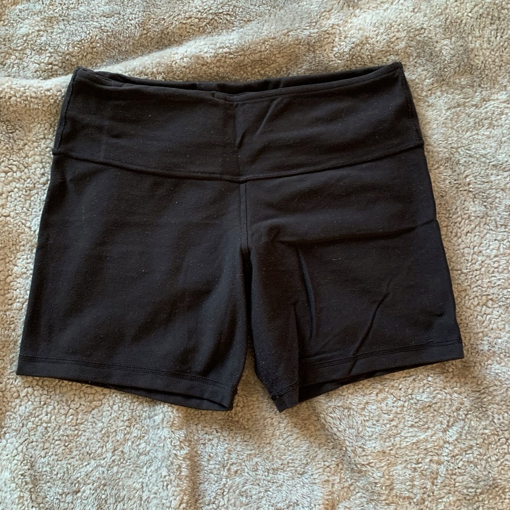 Lululemon reversible mid-rise shorts